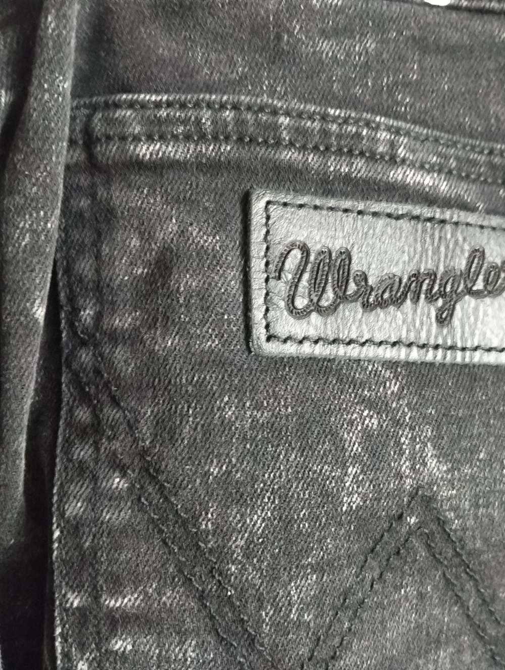 Wrangler Men's Black  Jeans with Subtle Distress New 32 X 30 - Picture 8 of 8